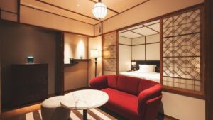 Sofá rojo y mesa en una habitación de estilo japonés