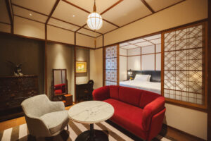 Sofá y sillas en la zona de estar de una habitación