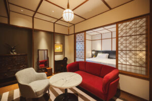 Sofá y sillas en habitación con alcoba para la cama