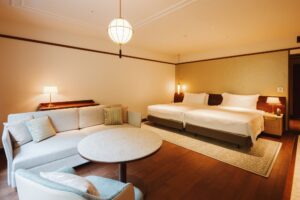 Camas individuales y zona de estar con sofá en la habitación