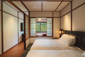 Camas individuales en una habitación de estilo japonés