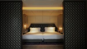 Dos camas enmarcadas por paneles corredizos decorativos