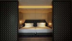 Dos camas enmarcadas por paneles corredizos decorativos