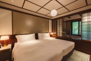 Dos camas en una habitación de ryokan de estilo tradicional