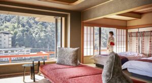 Chambre avec des lits à côté d’une grande fenêtre