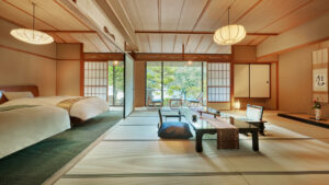 Chambre d’hôtes en tatami avec table basse et lits