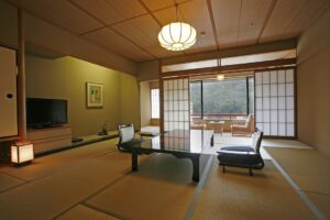Chambre en tatami avec table basse et chaises