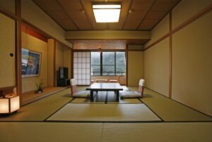 Chambre en tatami avec table basse et chaises de sol