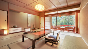 Chambre en tatami avec table basse et sièges près de la fenêtre