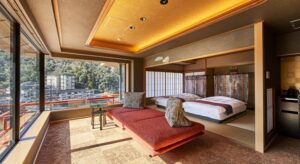 Chambre en tatami avec lits jumeaux et coin salon près de la fenêtre