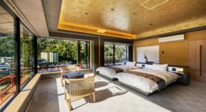 Lits jumeaux près des fenêtres et sièges dans la chambre