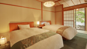 Deux lits dans une chambre de style tatami