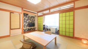 带矮桌和椅子的榻榻米房间