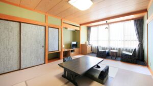 带矮桌和窗边座位的榻榻米客房