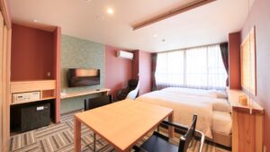 客房内桌子和电视旁的双床