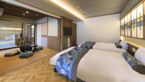 榻榻米会客区旁的两张床