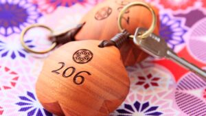 图案布料上的木质钥匙牌和钥匙