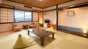 座卓と座布団、窓のある畳の部屋