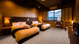 窓の景色が楽しめる客室のツインベッド