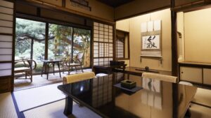 Tatamizimmer mit niedrigem Tisch und Stühlen am Fenster