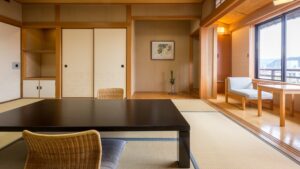 Tatamizimmer mit niedrigem Tisch und Sitzplatz am Fenster