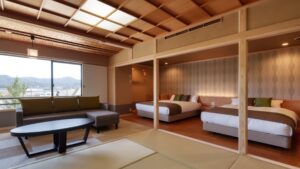 Tatami-Zimmer mit Sofasitzbereich und zwei Betten