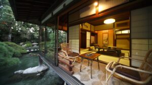 Tatamizimmer mit Verandastühlen und niedrigem Tisch