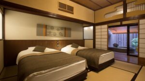 Zwei Einzelbetten in einem Tatami-Gästezimmer