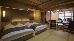 Zwei Einzelbetten in einem Tatami-Gästezimmer
