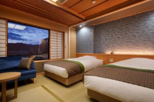 Zwei Einzelbetten in einem Tatami-Gästezimmer