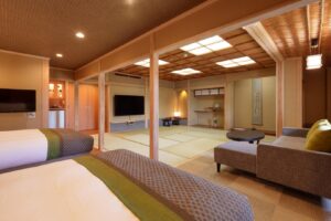 Zwei Einzelbetten in einem Tatami-Gästezimmer