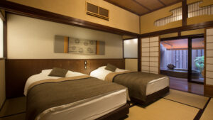 Zwei Betten in einem Tatami-Zimmer mit Freiluftbad
