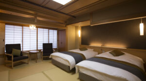 Zwei Betten in einem Tatami-Gästezimmer