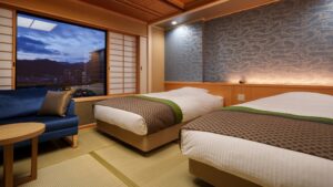 Zwei Einzelbetten in einem Tatami-Gästezimmer