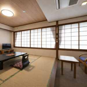 低いテーブルと座布団のある畳の部屋