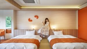 女性がいる客室のツインベッド