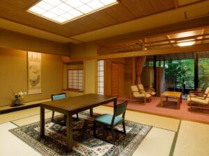 带桌椅和起居区的榻榻米客房