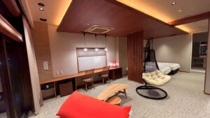 Habitación con escritorio, sillas y silla colgante