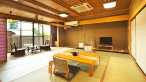 Habitación de tatami con mesa baja y sillas