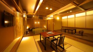 Habitación de tatami con mesa baja y sillas