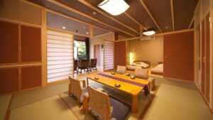 Habitación de tatami con mesa baja y sillas de suelo