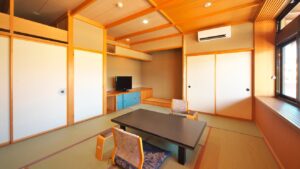 Habitación de tatami con mesa baja y sillas de suelo