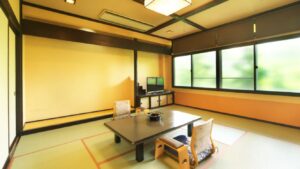 Habitación de tatami con mesa baja y sillas de suelo