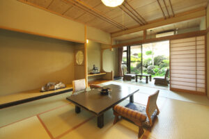 Habitación de tatami con mesa baja y sillas de suelo