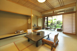 Habitación de tatami con mesa baja y sillas de suelo