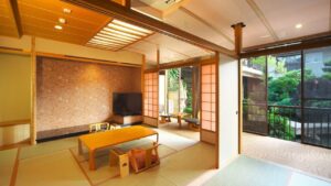 Habitación de tatami con mesa baja y asientos junto a la ventana