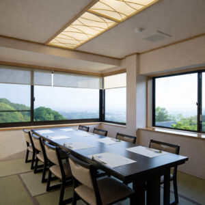 Esstische und Stühle in einem Tatami-Zimmer