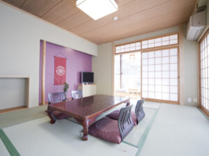 Tatami-Zimmer mit niedrigem Tisch und Bodenstühlen