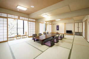 Tatamizimmer mit niedrigem Tisch und Bodenkissen