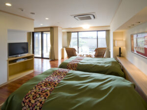 Zwei Einzelbetten in einem Ryokan-Gästezimmer